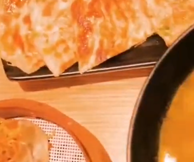 好吃的龍蝦藏不??！百萬粉絲大v美女也來吃我們家小龍蝦餛飩啦