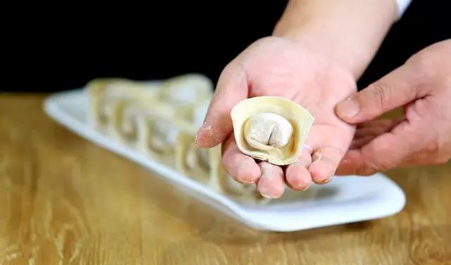 金秋蟹黃餛飩上市，向“媽媽味道”致敬丨如意餛飩